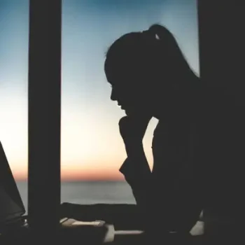 Femme devant ordinateur