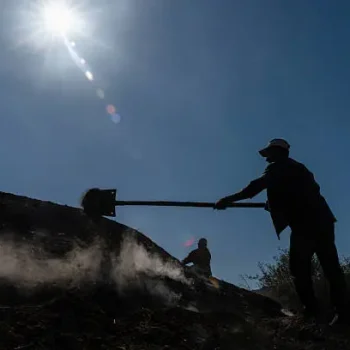 Travaillant avec une pelle